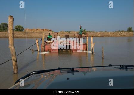 Blick auf die Pontonfähre, um den Fluss Luangwa zu überqueren, um in den South Luangwa National Park im Osten Sambias zu gelangen. Stockfoto