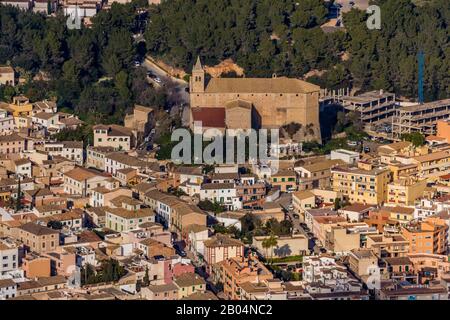 Luftbild, Església de Santa Maria d'Andratx, Übersichtdächer von Andratx, Andratx, Mallorca, Spanien, Europa, Balearen, Carrer General Bernat Stockfoto