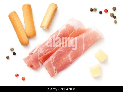 Italienische Vorspeisen, prosciutto Scheiben, Mini-Grissini-Brotstäbchen, harte Käsestücke isoliert auf weißem Hintergrund. Draufsicht, flacher Lay Stockfoto