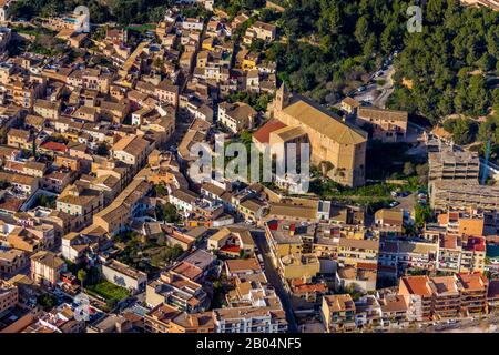 Luftbild, Església de Santa Maria d'Andratx, Übersichtdächer von Andratx, Andratx, Mallorca, Spanien, Europa, Balearen, Carrer General Bernat Stockfoto