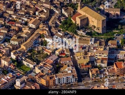 Luftbild, Església de Santa Maria d'Andratx, Übersichtdächer von Andratx, Andratx, Mallorca, Spanien, Europa, Balearen, Carrer General Bernat Stockfoto