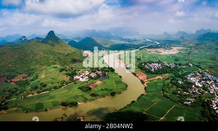 Ländliche chinesische Landschaft aus Kalkfelsen und Reisfeldern im Luftbild Guangxi China Stockfoto