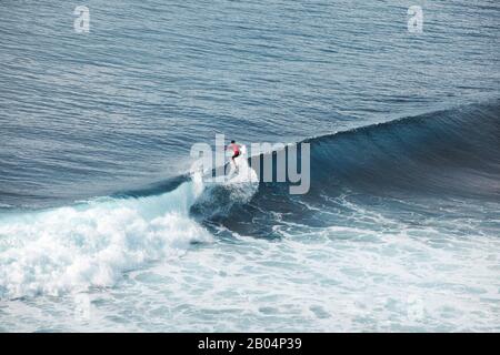 Im Ozean auf große Wellen Surfer. Bali surfen Luftaufnahme. Wassersport. Gesunden, aktiven Lebensstil. Surfen. Sommer Urlaub. Extreme Sport. Stockfoto