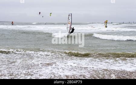 Windsurfer und Kitesurfer vor der Ankunft von Storm Dennis am Avon Beach, Mudeford, Dorset, Großbritannien. Februar 2020 übernommen. Stockfoto