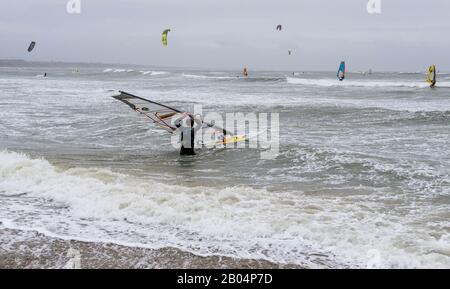 Windsurfer und Kitesurfer vor der Ankunft von Storm Dennis am Avon Beach, Mudeford, Dorset, Großbritannien. Februar 2020 übernommen. Stockfoto