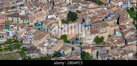 Luftbild, Insel, Ortsansicht, katholische Kirche Església de Sant Bartomeu, Valldemossa, Mallorca, Balearen, Spanien, Europa, es, religiöse Kommunikation Stockfoto