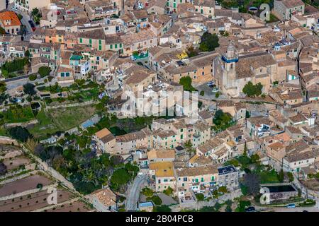 Luftbild, Insel, Ortsansicht, katholische Kirche Església de Sant Bartomeu, Valldemossa, Mallorca, Balearen, Spanien, Europa, es, religiöse Kommunikation Stockfoto