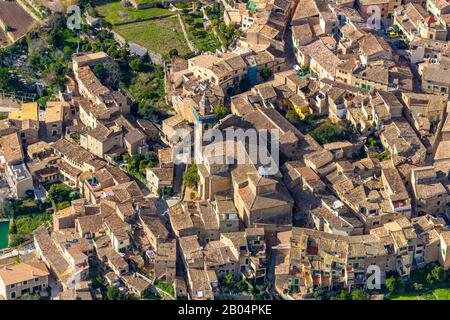 Luftbild, Insel, Ortsansicht, katholische Kirche Església de Sant Bartomeu, Valldemossa, Mallorca, Balearen, Spanien, Europa, es, religiöse Kommunikation Stockfoto