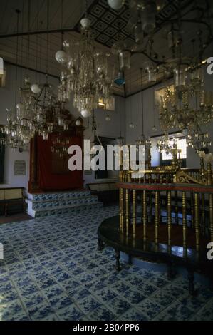 Chinesische Fliesen, die den Boden in der Synagoge in Jew Town of Cochin in Indien bedecken. Stockfoto