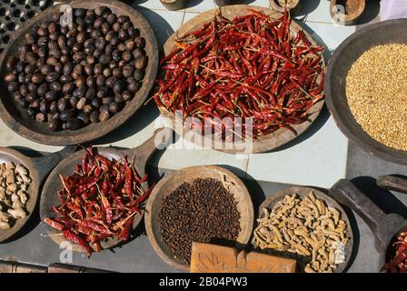 Gewürze wie Paprika, Muskatnuss, Ingwer und Nelken zum Verkauf auf einer Straße in der Jew Town of Cochin in Indien. Stockfoto