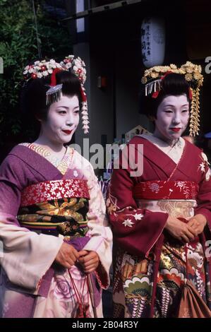 Straßenszene mit Geishas im historischen Gion District von Kyoto, Japan. Stockfoto