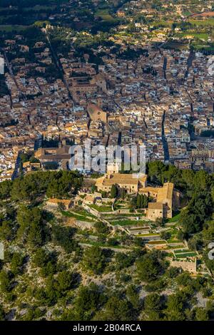 Luftbild, Insel, Santuari de la Stute de Déu del Puig, ehemaliges Kloster, Blick auf Pollença, Pollença, Mallorca, Balearen, Spanien, Europa, mo Stockfoto