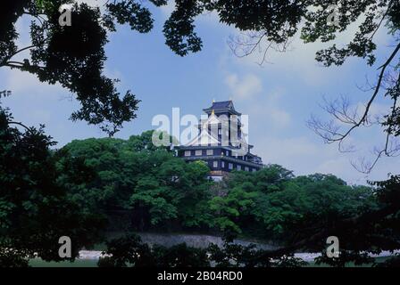 Blick auf die Burg und den Burggraben von Okayama, eine japanische Burg in der Stadt Okayama in der Präfektur Okayama in Japan. Stockfoto