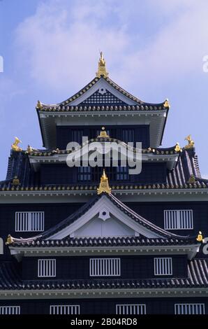 Detail des Donjon-Turms der Burg Okayama, einer japanischen Burg in der Stadt Okayama in der Präfektur Okayama in Japan. Stockfoto