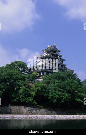 Blick auf die Burg und den Burggraben von Okayama, eine japanische Burg in der Stadt Okayama in der Präfektur Okayama in Japan. Stockfoto