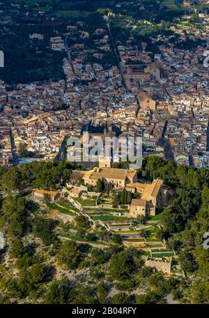 Luftbild, Insel, Santuari de la Stute de Déu del Puig, ehemaliges Kloster, Blick auf Pollença, Pollença, Mallorca, Balearen, Spanien, Europa, mo Stockfoto