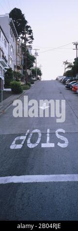 Stoppschild mit einem Pfeilschild auf der Straße, Filbert Street, San Francisco, Kalifornien, USA Stockfoto