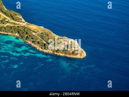 Luftbild, Insel, Halbinsel Les Pedreres, Leuchtturm Faro de Punta de la Avanzada, Pollença, Mallorca, Balearen, Spanien, Europa, forestatio Stockfoto