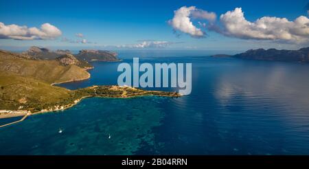 Luftbild, Insel, Küste und Halbinsel Les Pedreres, Faro de Punta de la Avanzada Leuchtturm, blaues Meer, Festung von Albercutx, Pollença, Mallorca, B. Stockfoto