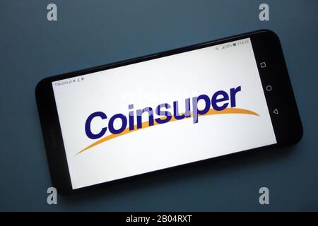 Das Coinsuper Cryptocurrency Exchange Logo wird auf dem Smartphone angezeigt Stockfoto