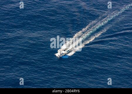 Luftbild, Insel, Motorboot mit Spray in blauem Meer, Pollença, Mallorca, Balearen, Spanien, Europa, Boote, es, Spray, Luftbild, Luftph Stockfoto