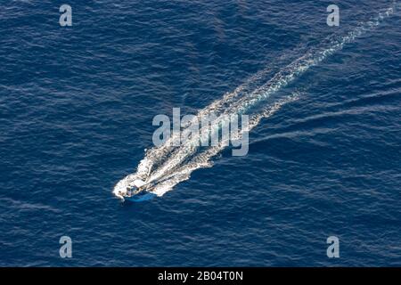 Luftbild, Insel, Motorboot mit Spray in blauem Meer, Pollença, Mallorca, Balearen, Spanien, Europa, Boote, es, Spray, Luftbild, Luftph Stockfoto