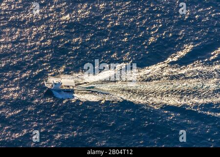 Luftbild, Insel, Motorboot mit Spray in blauem Meer, Pollença, Mallorca, Balearen, Spanien, Europa, Boote, es, Spray, Luftbild, Luftph Stockfoto