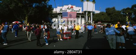 Gruppe von Menschen vor einem Stadion, Dem Rose Bowl, Pasadena, City of Los Angeles, Kalifornien, USA Stockfoto