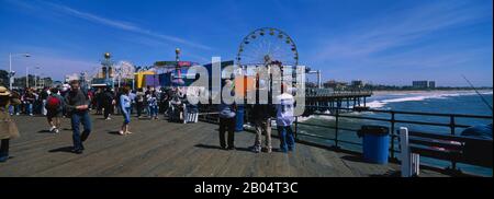 Touristen auf einer Promenade, Santa Monica Pier, Santa Monica, Kalifornien, USA Stockfoto