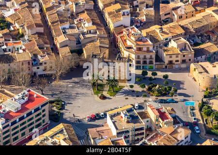 Luftbild, Insel, Porta del Moll oder Porta de Xara, Tor zur Altstadt, Alcúdia, Mallorca, Balearen, Spanien, Europa, Altstadt, Gebäude, C Stockfoto