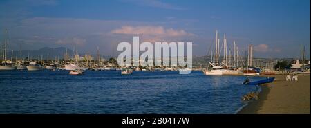 Boote an einem Hafen, Newport Beach Harbor, Newport Beach, Kalifornien, USA Stockfoto