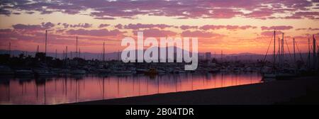 Boote an einem Hafen, Newport Beach Harbor, Newport Beach, Saddleback Peak, Kalifornien, USA Stockfoto