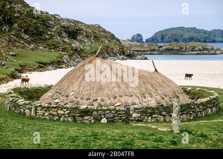 Umgebautes Rundhaus aus der Eisenzeit in Bosta (Bostadh), Great Bernera, auf der Insel Lewis, Schottland, Großbritannien Stockfoto