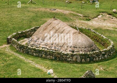 Umgebautes Rundhaus aus der Eisenzeit in Bosta (Bostadh), Great Bernera, auf der Insel Lewis, Schottland, Großbritannien Stockfoto