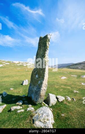 MacLeod Stone (Clach Mhic Leoid, Clach Macleoid) steht in der Nähe von Horgabost auf der Insel Harris in den Äußeren Hebriden, Schottland, Großbritannien Stockfoto