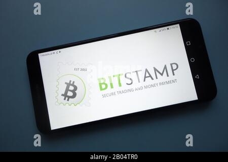 Auf dem Smartphone wird das Bitstamp Cryptocurrency Exchange Logo angezeigt Stockfoto