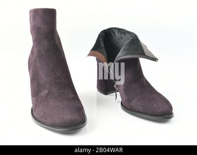 Die weinfarbenen Damenstiefel auf weißem Hintergrund Stockfoto