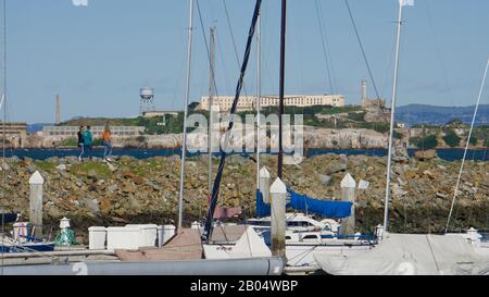 Alcatraz Island und Gefängnis hinter Segelbooten, Blick vom Yachthafen im Marina District. National Historic Landmark der USA in der San Francisco Bay. Stockfoto