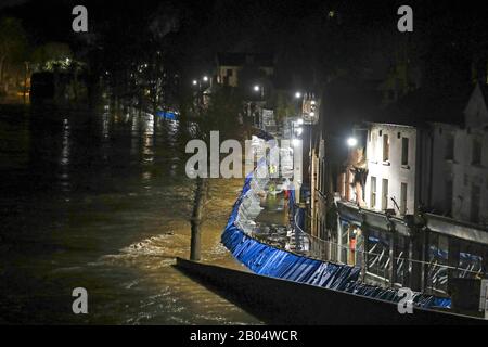 Temporäre Hochwasserschutzbarrieren halten den Fluss Severn in Ironbridge, Shropshire, in der Folge von Storm Dennis zurück. Stockfoto