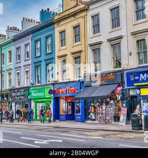 Touristen, die auf der farbenfrohen Portobello Road spazieren Stockfoto