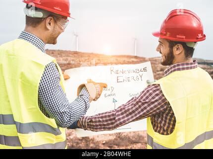 Ingenieure diskutieren über Projekte im Bereich erneuerbare Energien - Bauunternehmen planen den Bau eines neuen Windparks - Umweltfreundlich, baulich und sa Stockfoto