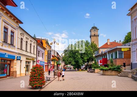 Poprad, Region Presov/Slowakei - 2019/06/28: Panoramablick auf das Stadtzentrum von Poprad und den St. Ägidius-Platz - Namestie svateho Egidia - mit dem Go Stockfoto