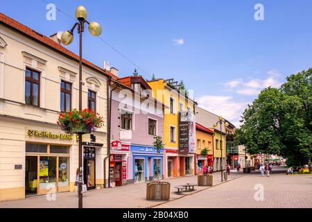 Poprad, Region Presov/Slowakei - 2019/06/28: Panoramablick auf das Stadtzentrum von Poprad und den St. Ägidius-Platz - Namestie svateho Egidia - im Sommer Stockfoto