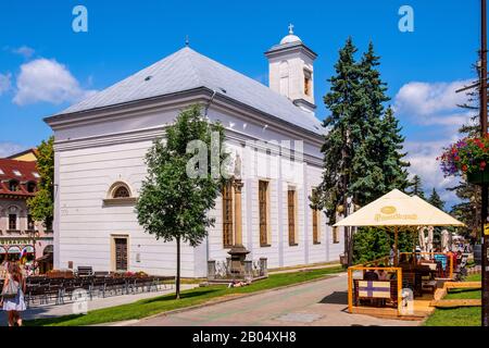 Poprad, Region Presov/Slowakei - 2019/06/28: Evangelikuskirche der Heiligen Dreifaltigkeit - Evanjelicky kostol svatej Trojice - am St. Ägidius-Platz in Poprad Stockfoto