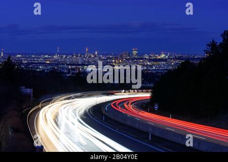 Brunn am Gebirge: Autobahn A21, Pkw-Lichtwege, Blick in die Wiener Innenstadt im Wienerwald, Wienerwald, Niederösterreichischen, Österreich Stockfoto