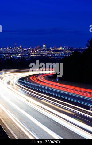 Brunn am Gebirge: Autobahn A21, Pkw-Lichtwege, Blick in die Wiener Innenstadt im Wienerwald, Wienerwald, Niederösterreichischen, Österreich Stockfoto