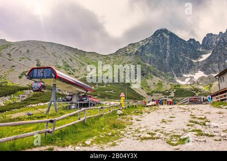 Tatranska Lomnica, Tatra Mountains / Slowakei - 2019/06/28: Seilbahnstation zum Lomnica-Gipfel - Lomicky stit - am Skalnate Pleso-Bergteich Stockfoto