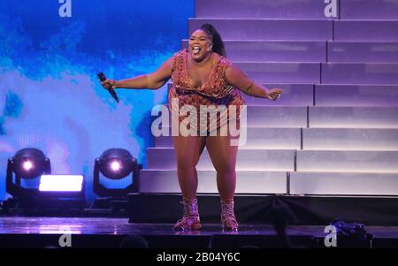 Lizzo trat auf der Bühne bei den Brit Awards 2020 in der O2 Arena, London auf. Stockfoto