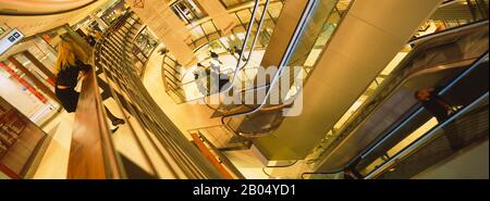 Blick auf Rolltreppen in einem Einkaufszentrum, Stuttgart, Baden-Württemberg, Deutschland Stockfoto