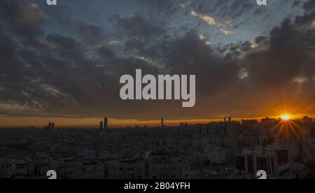 Schöner Blick auf die Hauptstadt Amman bei Sonnenuntergang Stockfoto